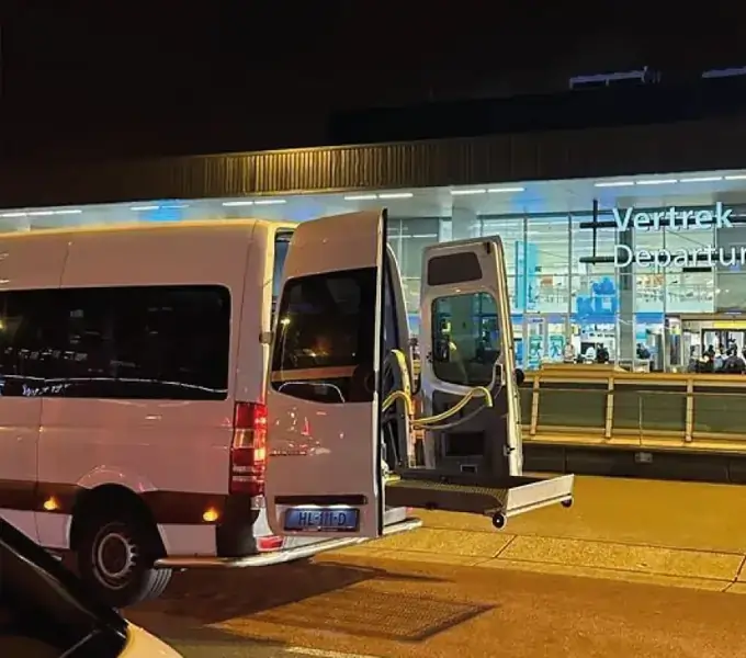 Rolstoelbus bij Schiphol voor reizigers uit Rijswijk